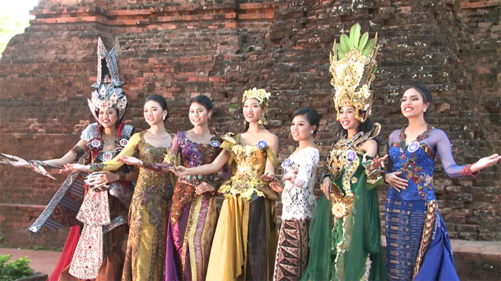 Các người đẹp ASEAN trong trang phục truyền thống chụp hình tại khu di tích Núi Nhạn, TP. Tuy Hòa