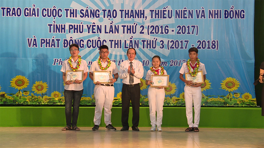 PCT UBND tỉnh Phan Đình Phùng trao giải cho các tác giả tại lễ tổng kết cuộc thi