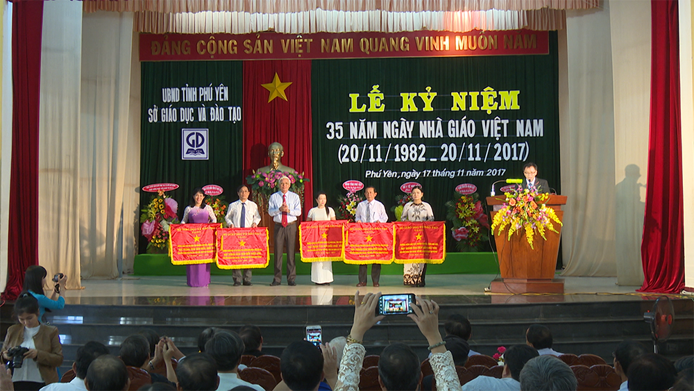 Phó Bí thư Thường trực Tỉnh ủy Lương Minh Sơn tặng cờ thi đua của Bộ GD&ĐT cho các đơn vị