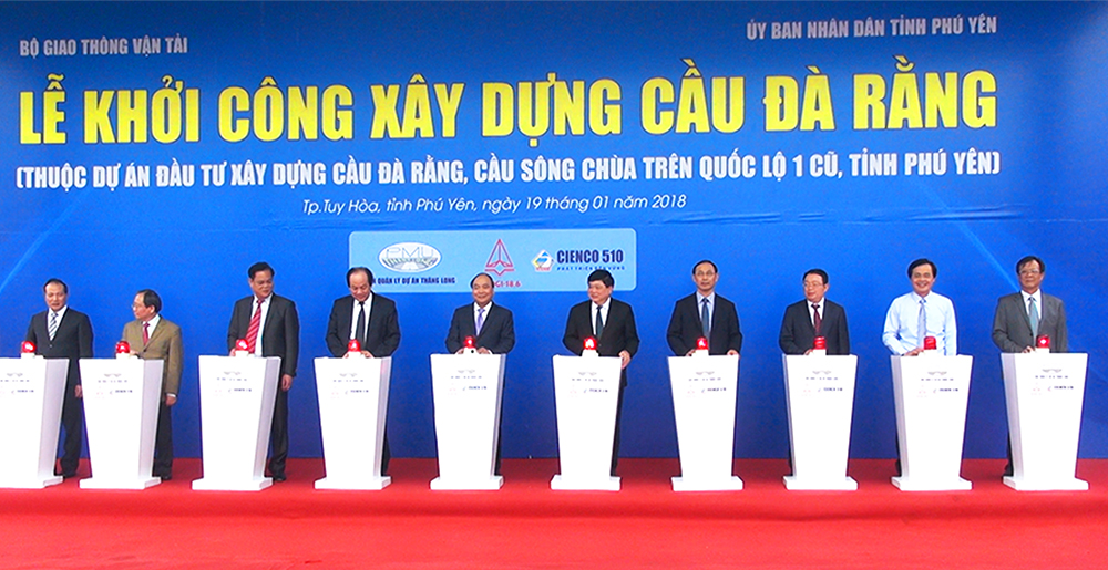 Thủ tướng Chính phủ Nguyễn Xuân Phúc cùng đại diện các Bộ, ngành Trung ương, và lãnh đạo tỉnh Phú Yên bấm nút khởi công Dự án xây dựng cầu Đà Rằng.