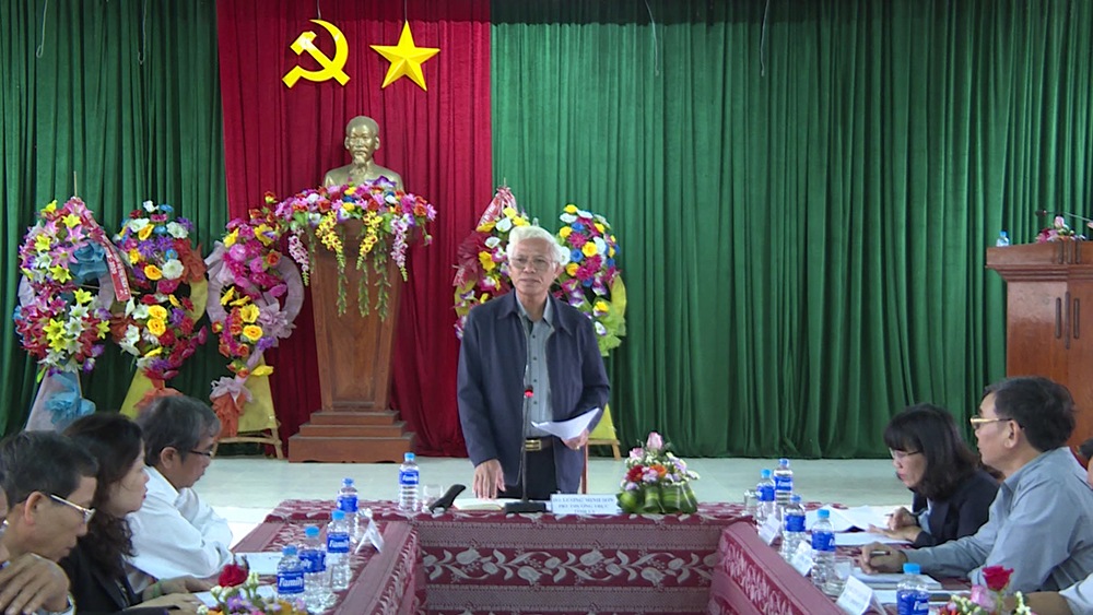 Đồng chí Lương Minh Sơn làm việc tại Đảng ủy thị trấn Phú Thứ