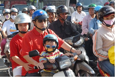 Tình trạng học sinh phổ thông đi xe đạp điện và trẻ em từ 06 tuổi trở lên không đội mũ bảo hiểm vẫn còn phổ biến. Ảnh minh họa