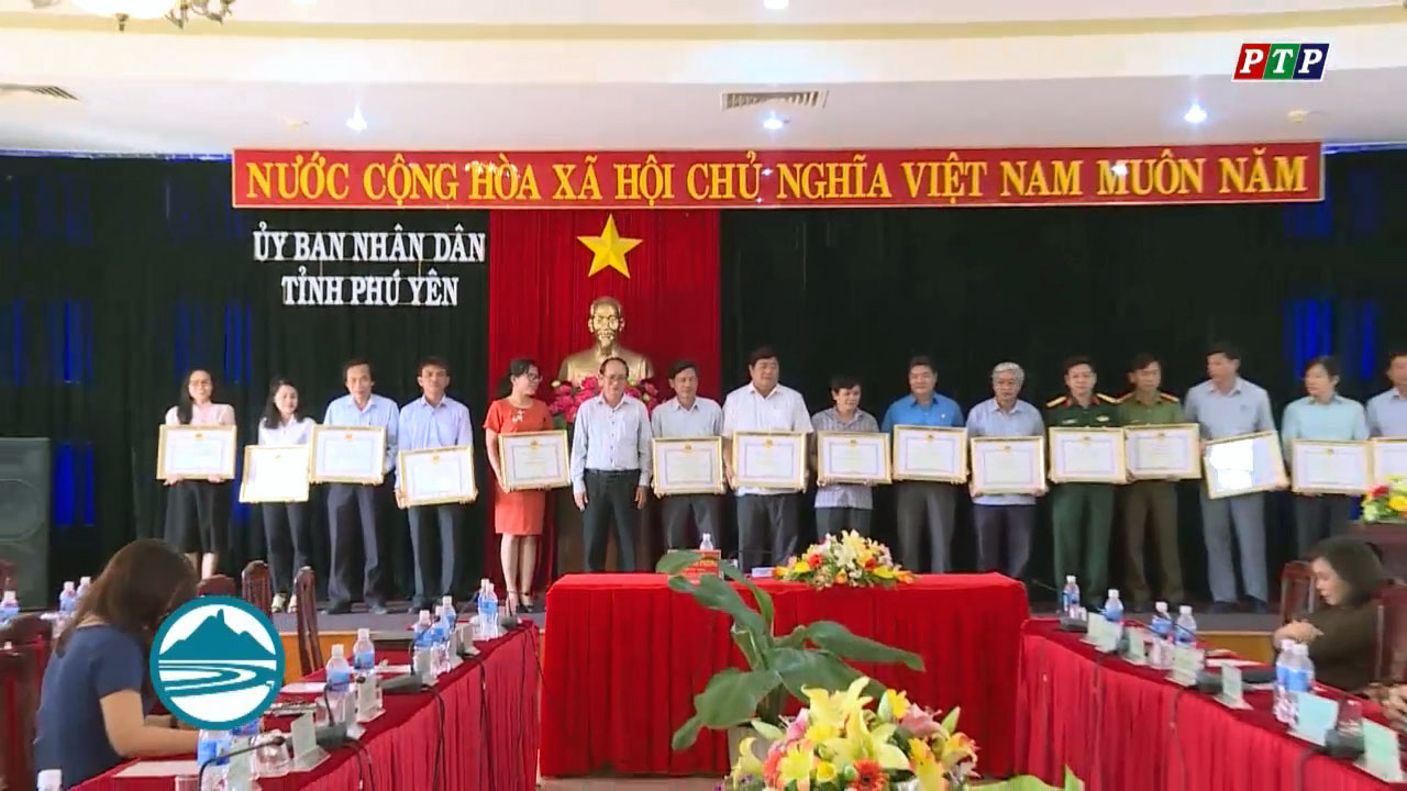 UBND tỉnh khen thưởng cho tập thể, cá nhân đã có thành tích xuất sắc trong công tác triển khai phục vụ Tết.