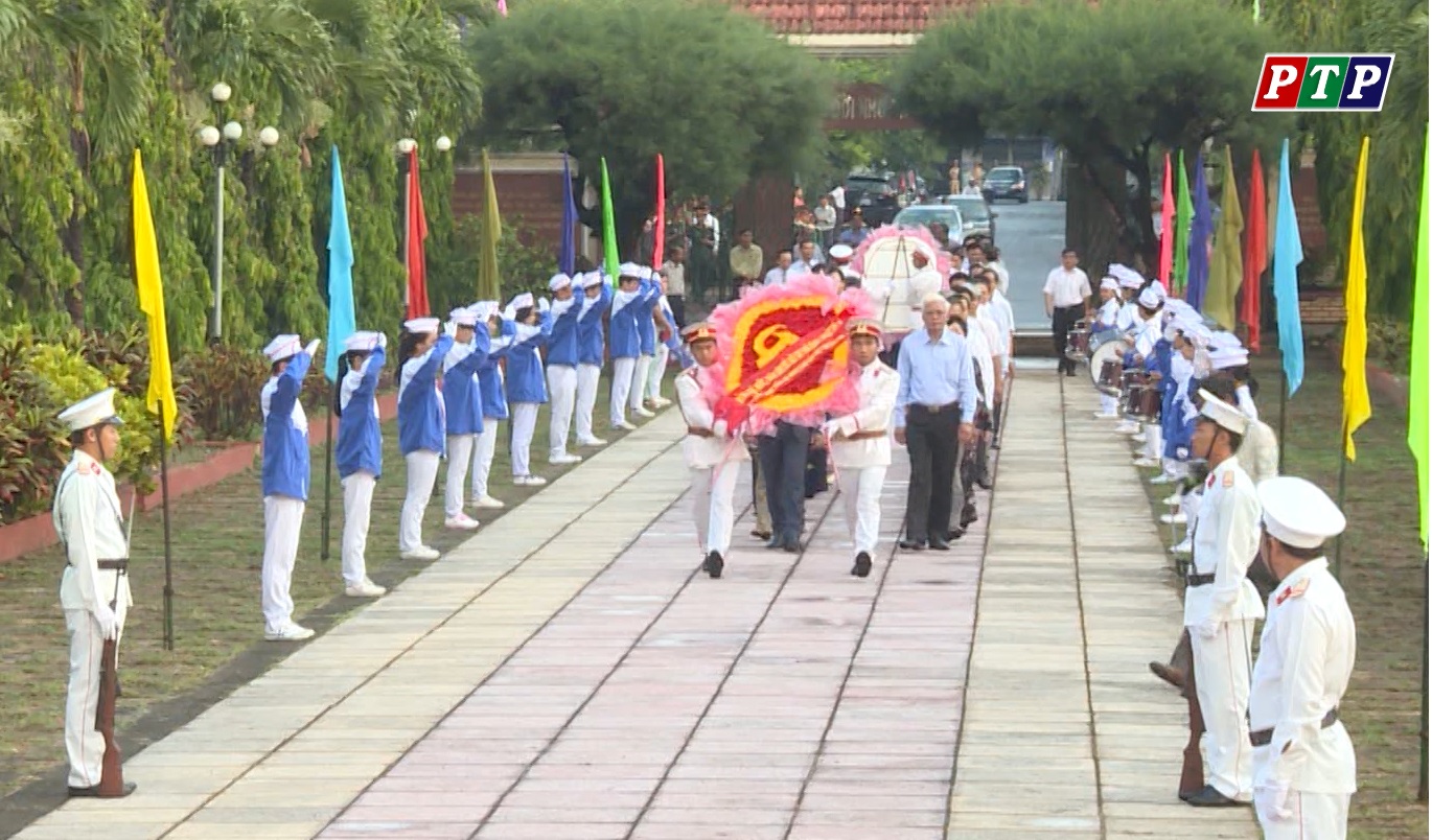 Lễ đặt vòng hoa và dâng hương tưởng niệm các anh hùng liệt sỹ tại Nghĩa trang Liệt sỹ tỉnh và Đài tưởng niệm Núi Nhạn