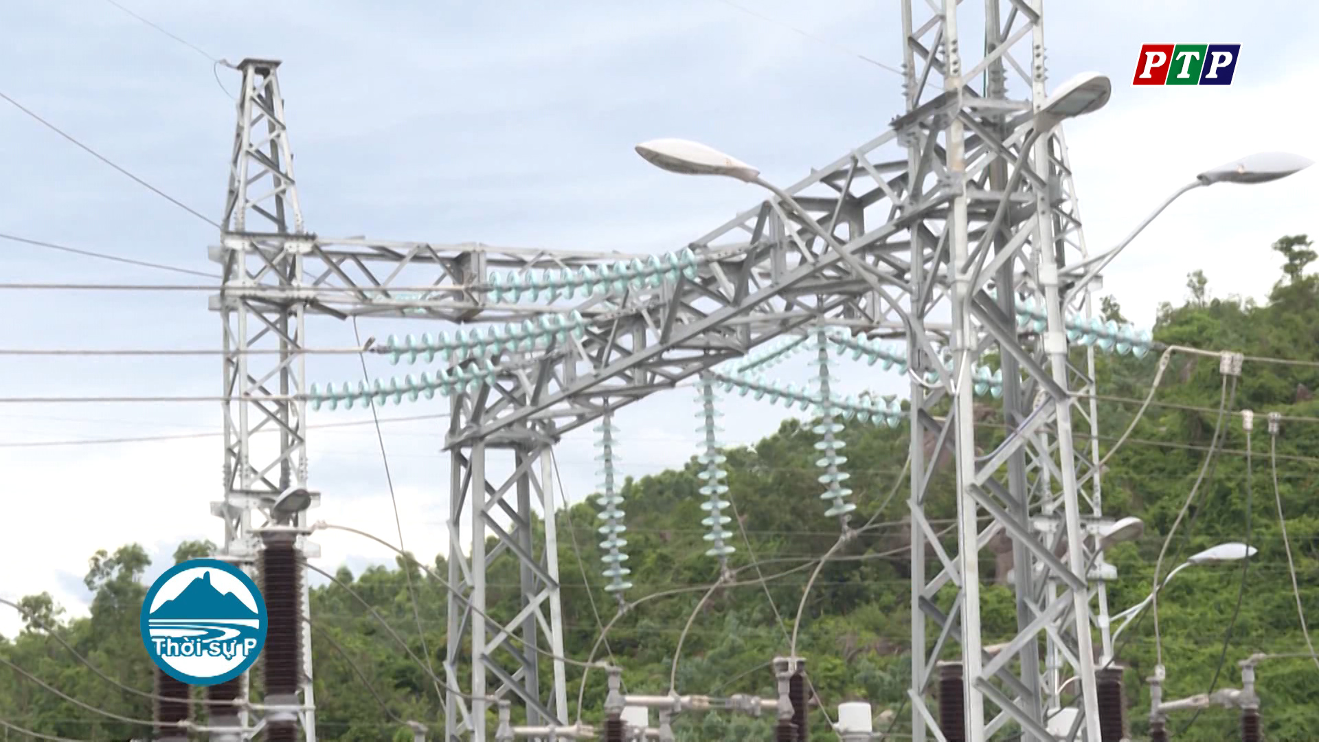 Khẩn trương hoàn thành công trình hỗ trợ cấp điện phía nam Đông Hòa