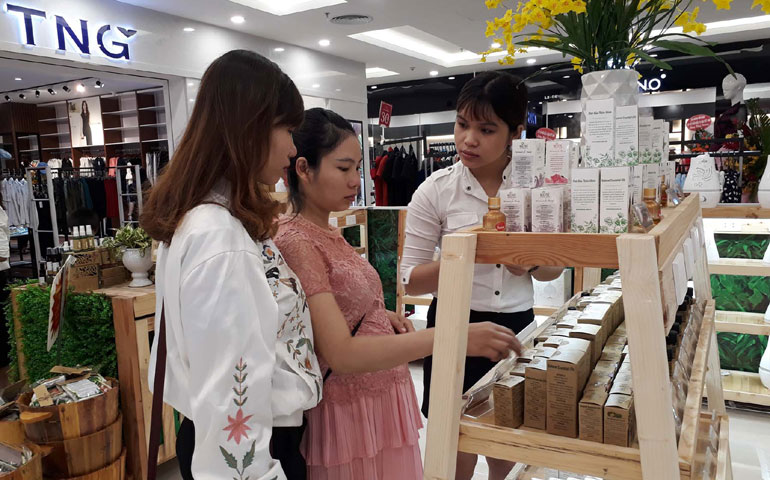 Người dân mua hàng tại Trung tâm thương mại Vincom Tuy Hòa - Ảnh: Võ Phê