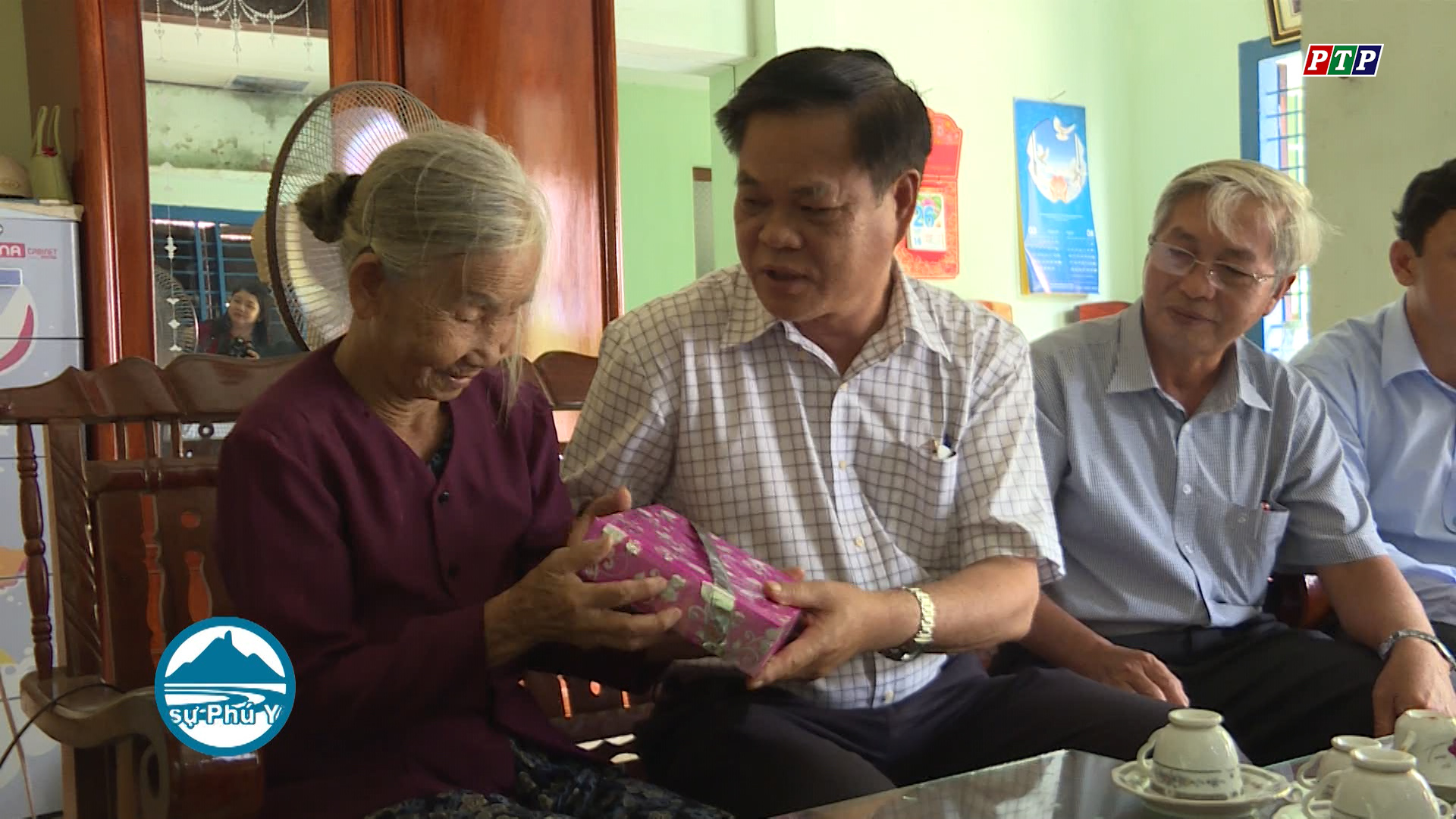Bí thư Tỉnh ủy tặng quà các gia đình chính sách tiêu biểu huyện Phú Hòa