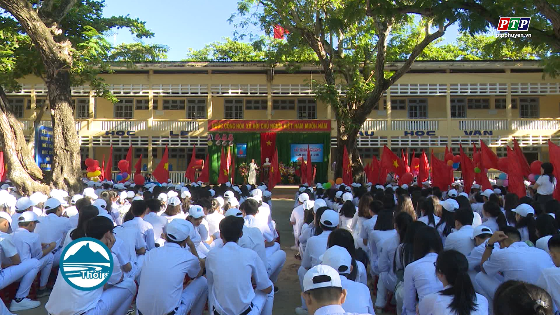 Trường THPT Nguyễn Huệ khai giảng năm học mới