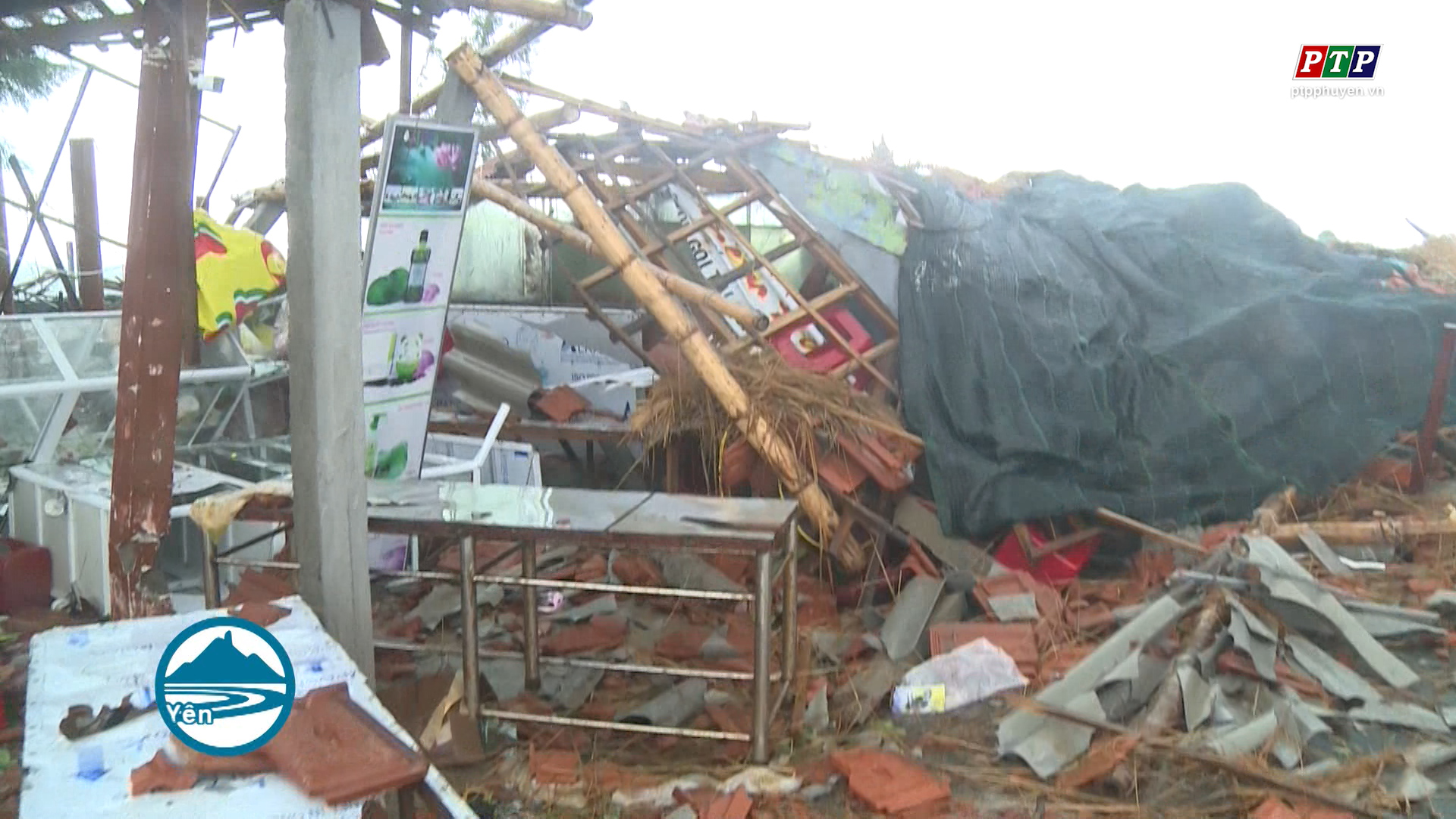 Phú Yên: Lốc xoáy gây sập nhà, 19 người bị thương