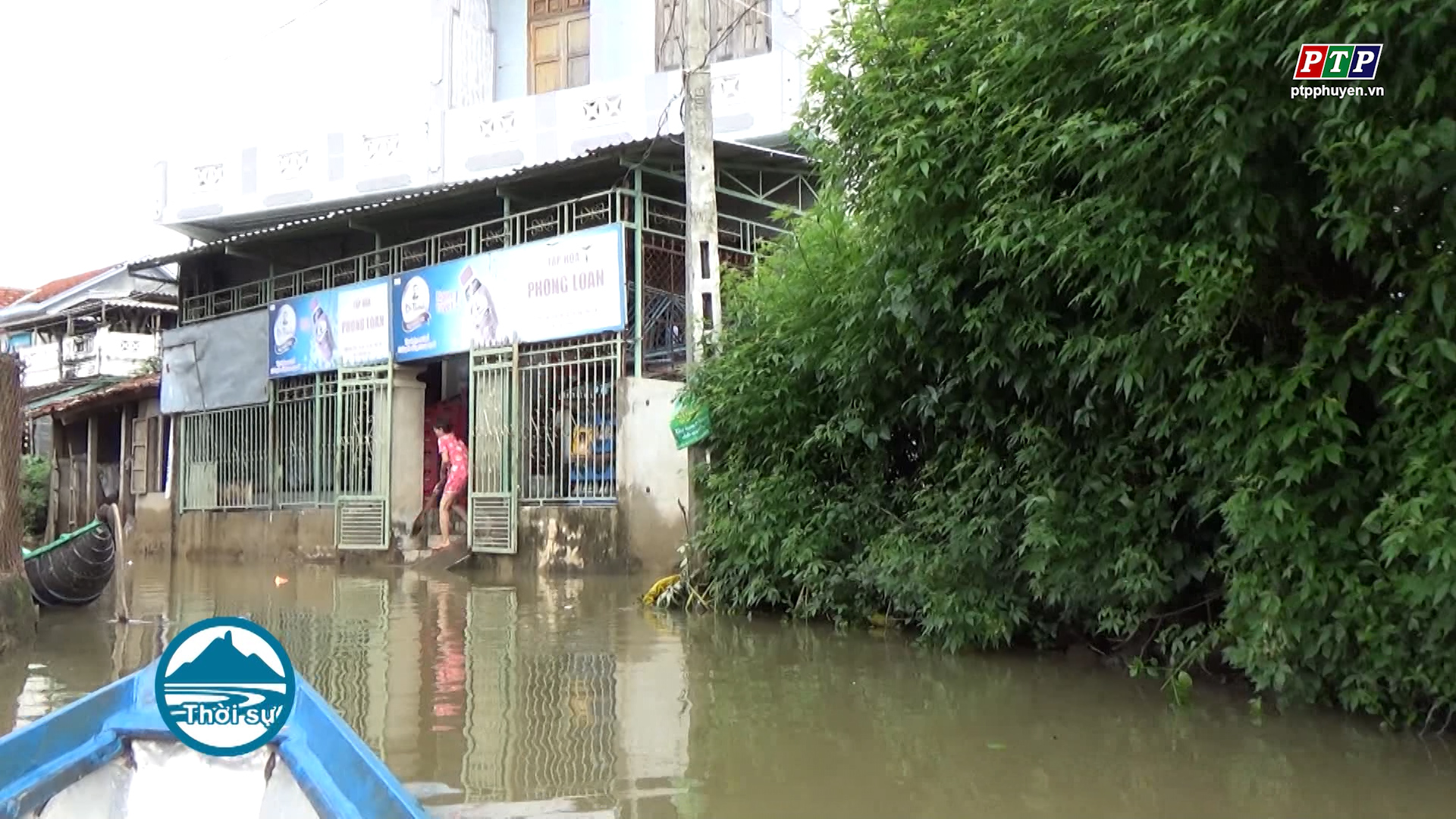 Tuy An: Nhiều khu dân cư vẫn còn chia cắt do nước ngập