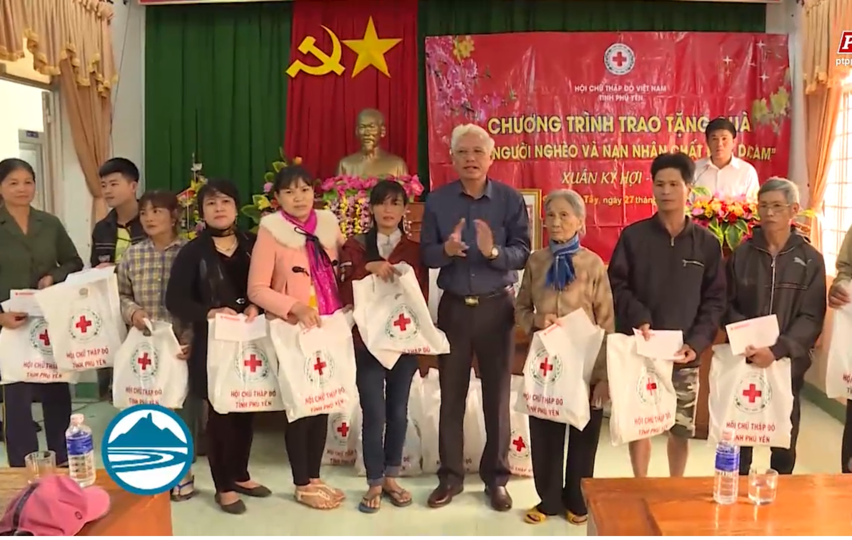 Đồng chí Lương Minh Sơn tặng quà Tết cho hộ nghèo và gia đình chính sách