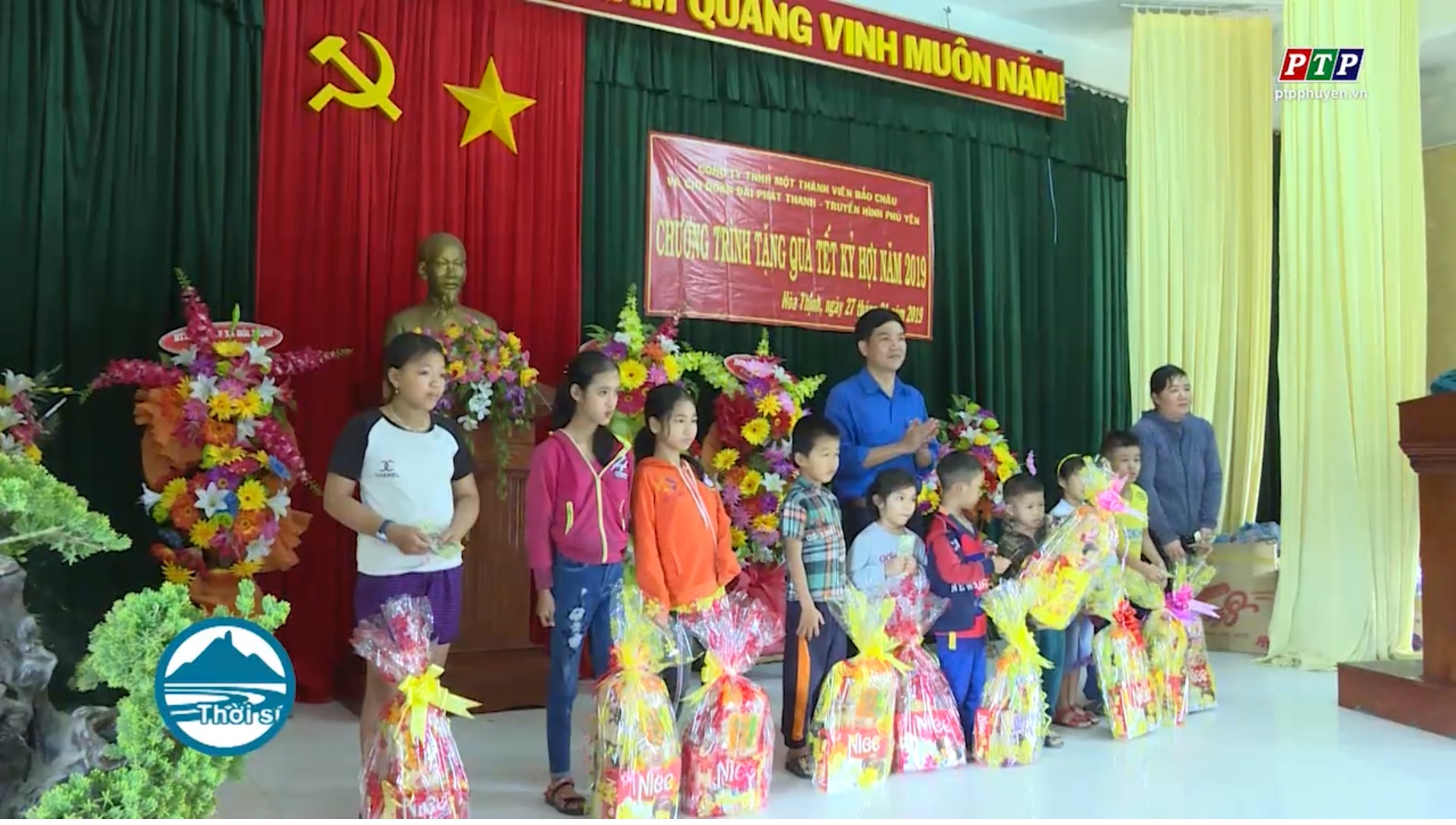 Chi đoàn Đài PT&TH và Công ty TNHH MTV Bảo Châu Phú Yên thăm, tặng quà tại xã Hòa Thịnh và huyện Sơn Hòa