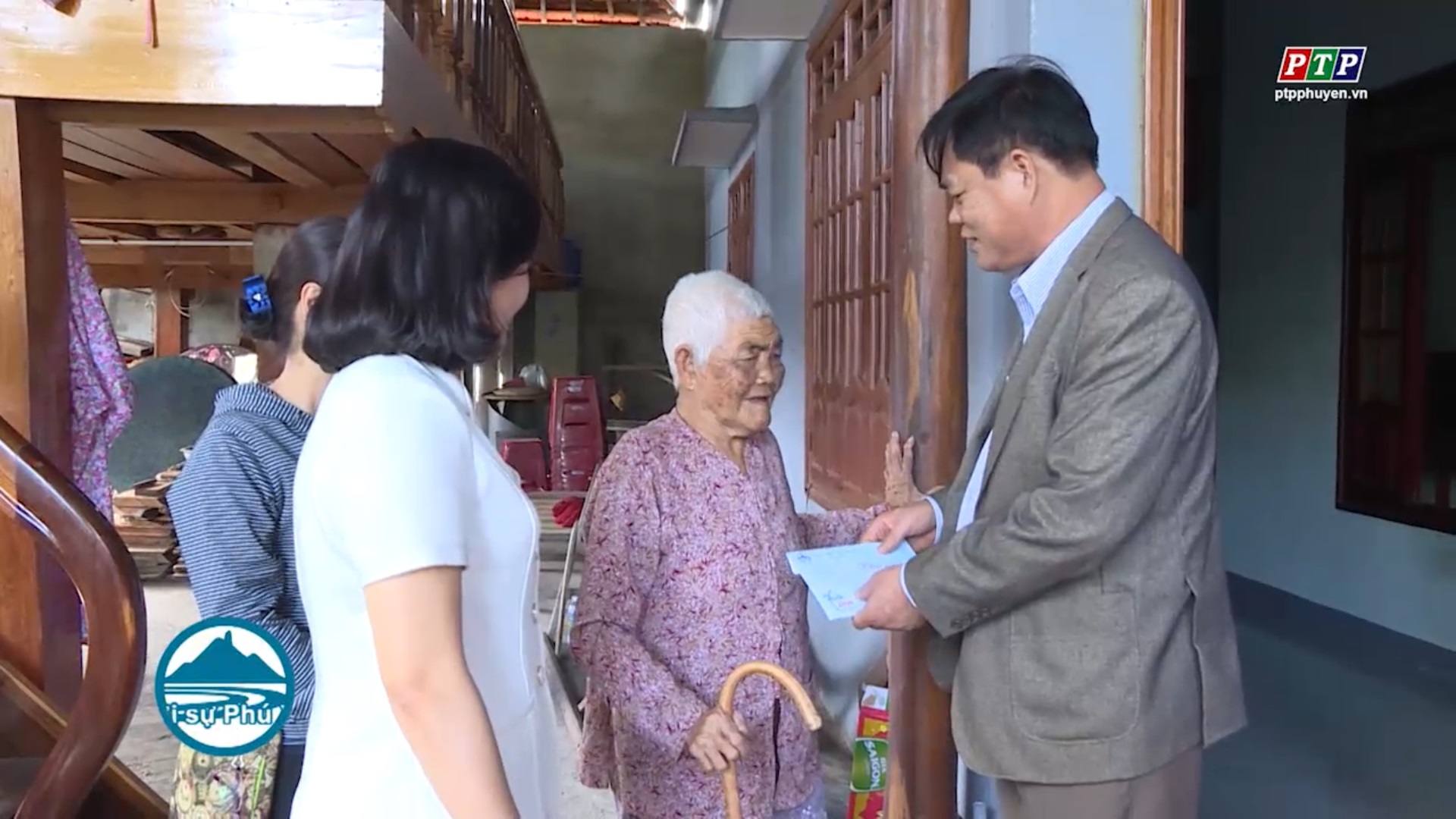 Bí thư Tỉnh ủy thăm các gia đình có công, người cao tuổi huyện Phú Hòa