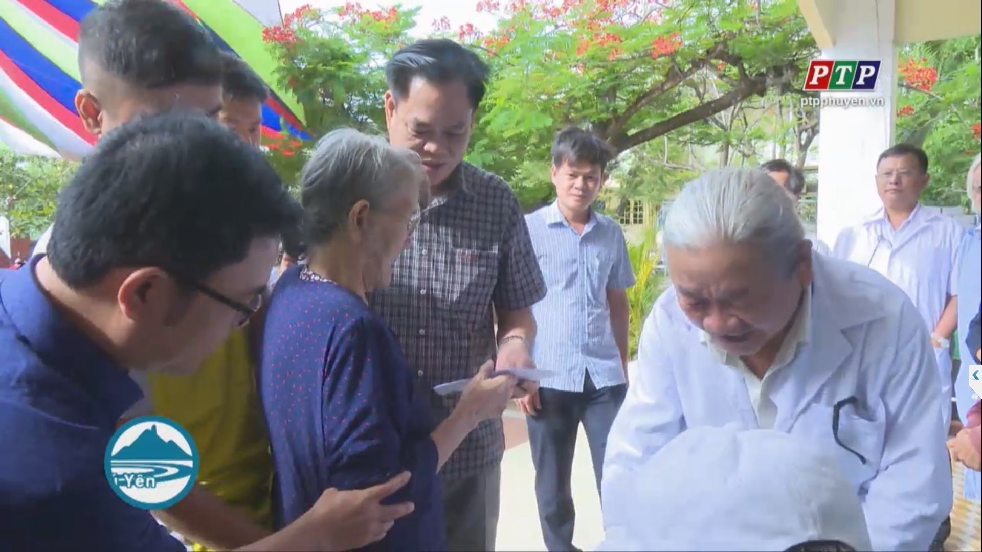 Bí thư Tỉnh ủy Huỳnh Tấn Việt trao quà cho người nghèo, người mắc bệnh nan y