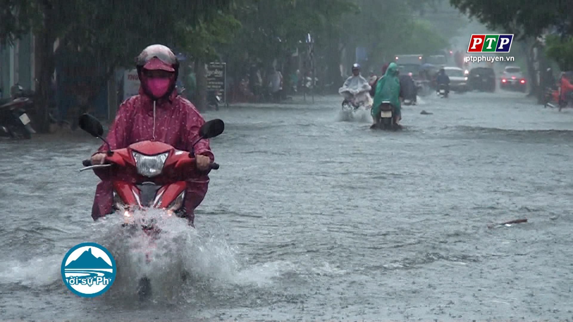 TP. Tuy Hòa mưa lớn gây ngập nặng ở nhiều tuyến đường