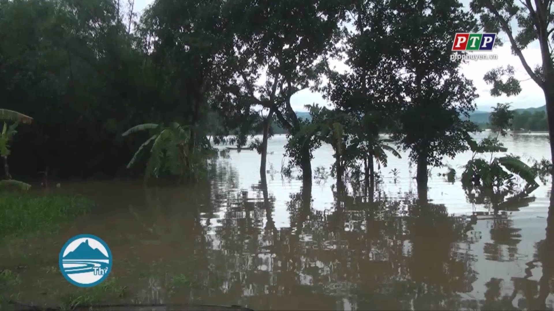 Lũ lụt chia cắt nhiều khu dân cư ở huyện Đồng Xuân