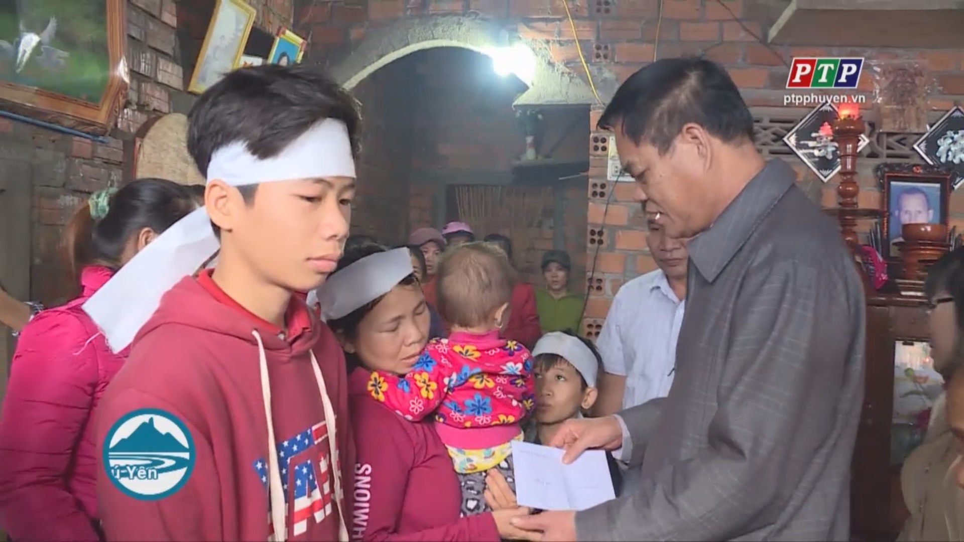 Bí thư Tỉnh ủy Huỳnh Tấn Việt, đến thăm gia đình bị điện giật tử vong tại huyện Tây Hòa