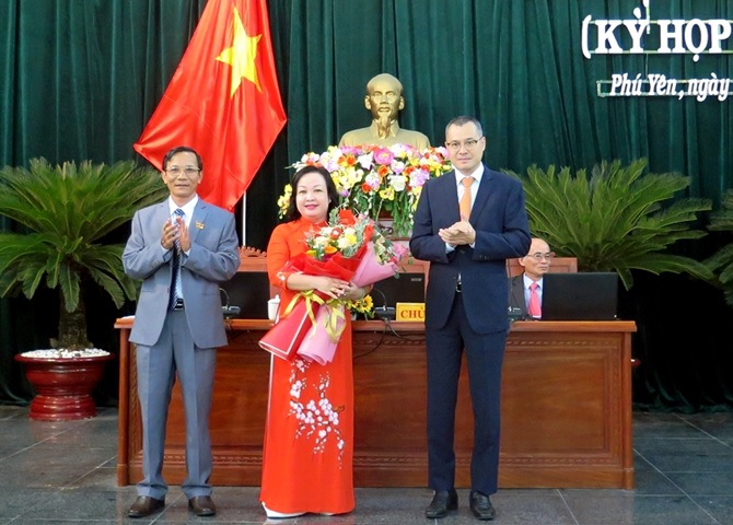 Đồng chí Cao Thị Hòa An được bầu giữ chức vụ Chủ tịch HĐND tỉnh khóa VII
