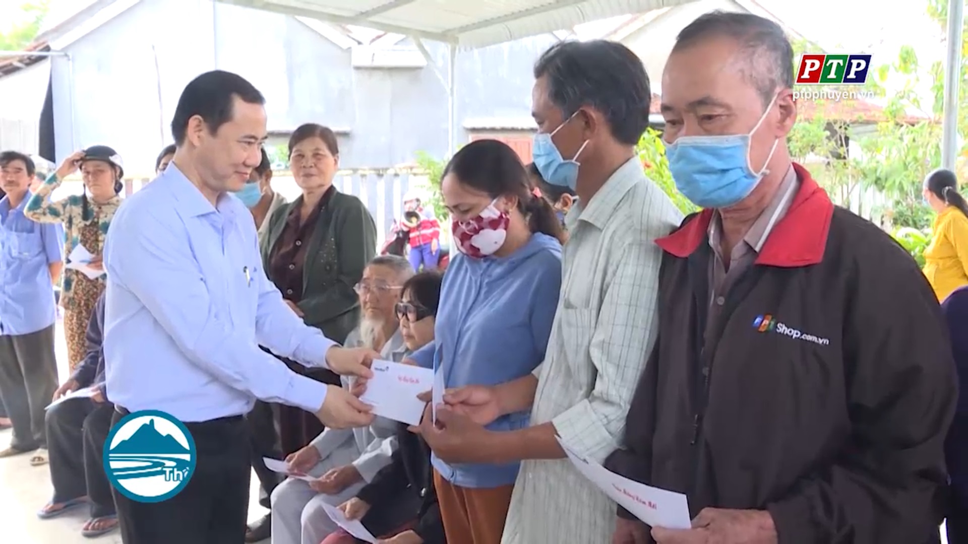 Lãnh đạo Ban Nội chính Trung ương trao quà tết cho gia đình chính sách, hộ nghèo