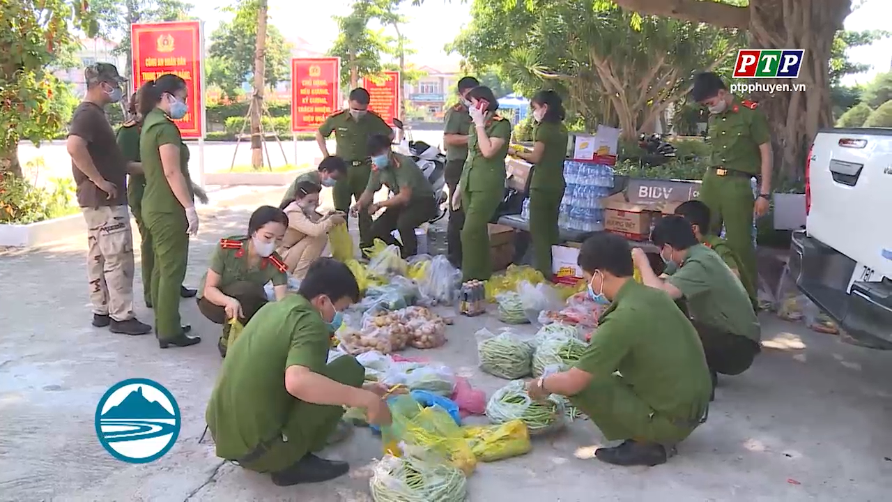 Lực lượng Công an Phú Yên nỗ lực cung cấp thực phẩm thiết yếu cho người dân trong khu vực phong tỏa