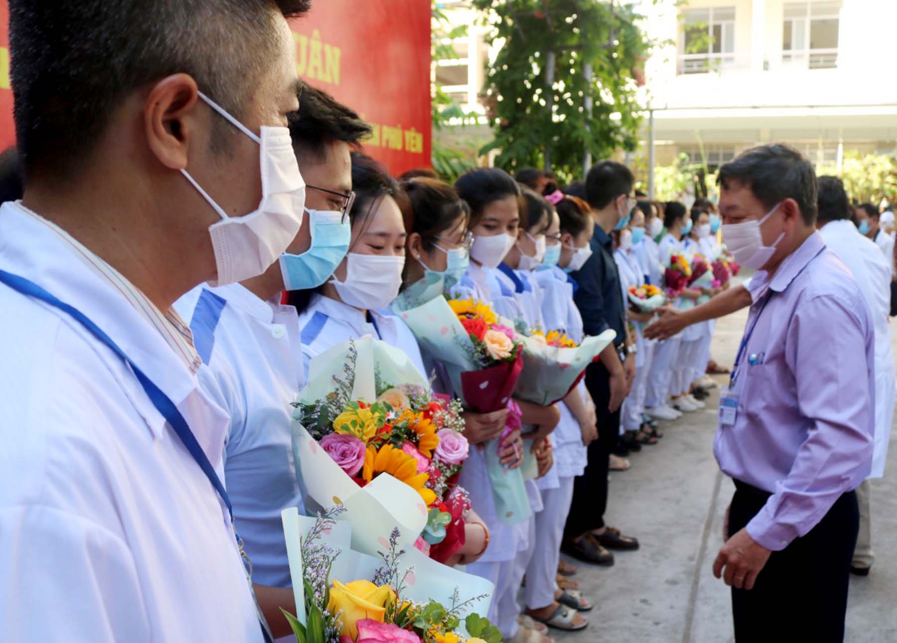 Lãnh đạo Sở Y tế Khánh Hòa tặng hoa cho đoàn cán bộ y tế hỗ trợ tỉnh Phú Yên phòng, chống dịch bệnh COVID-19.