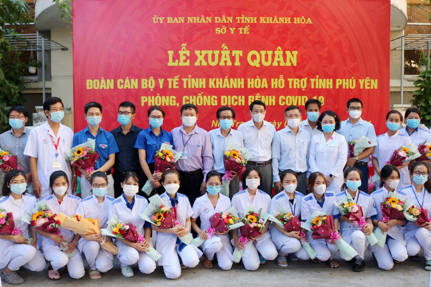 Lãnh đạo Sở Y tế Khánh Hòa chụp ảnh lưu niệm với đoàn cán bộ y tế chuẩn bị xuất quân đi Phú Yên.