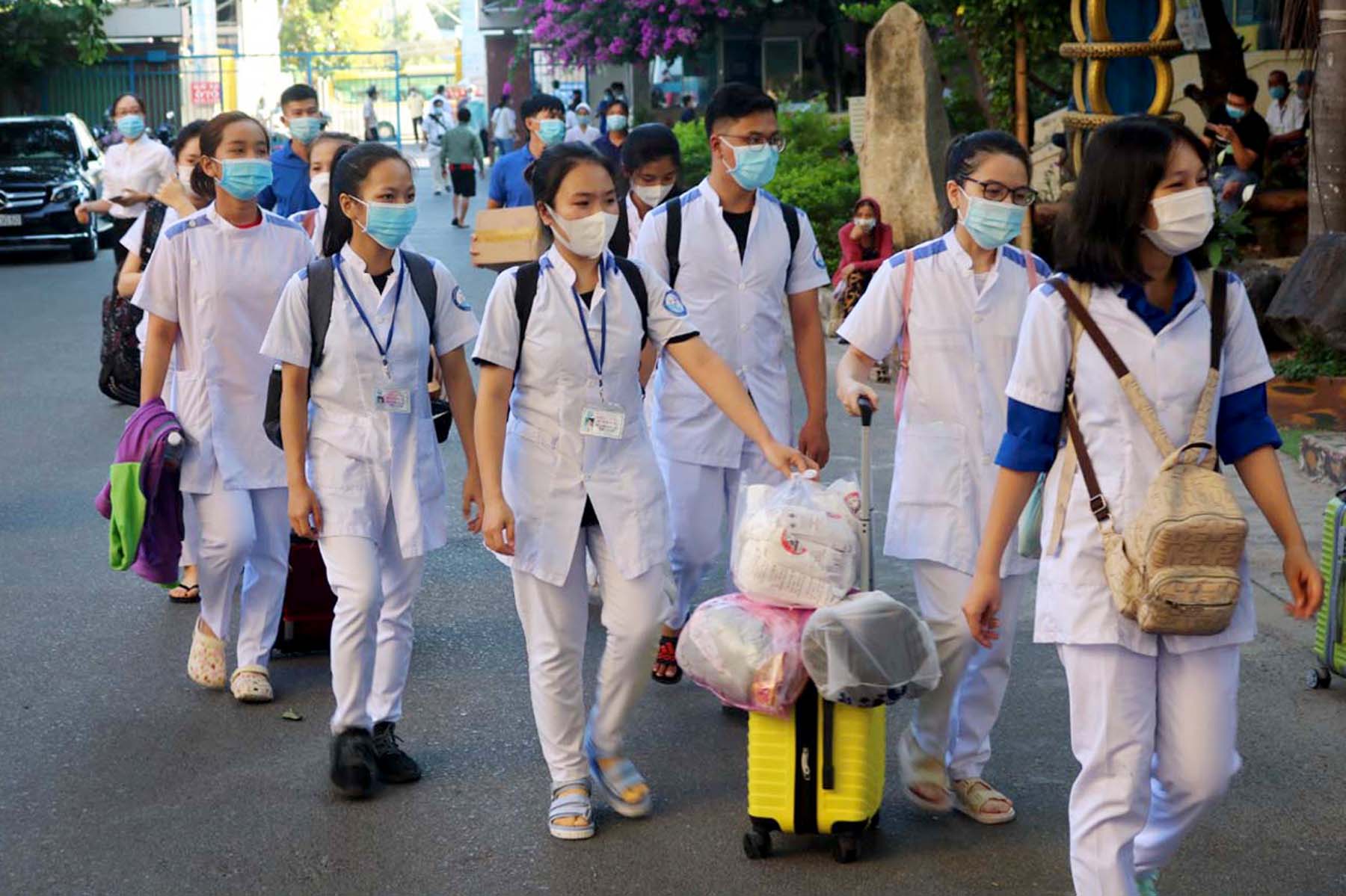 Những cán bộ y tế tỉnh Khánh Hòa xuất quân đi Phú Yên hỗ trợ phòng, chống dịch bệnh COVID-19.