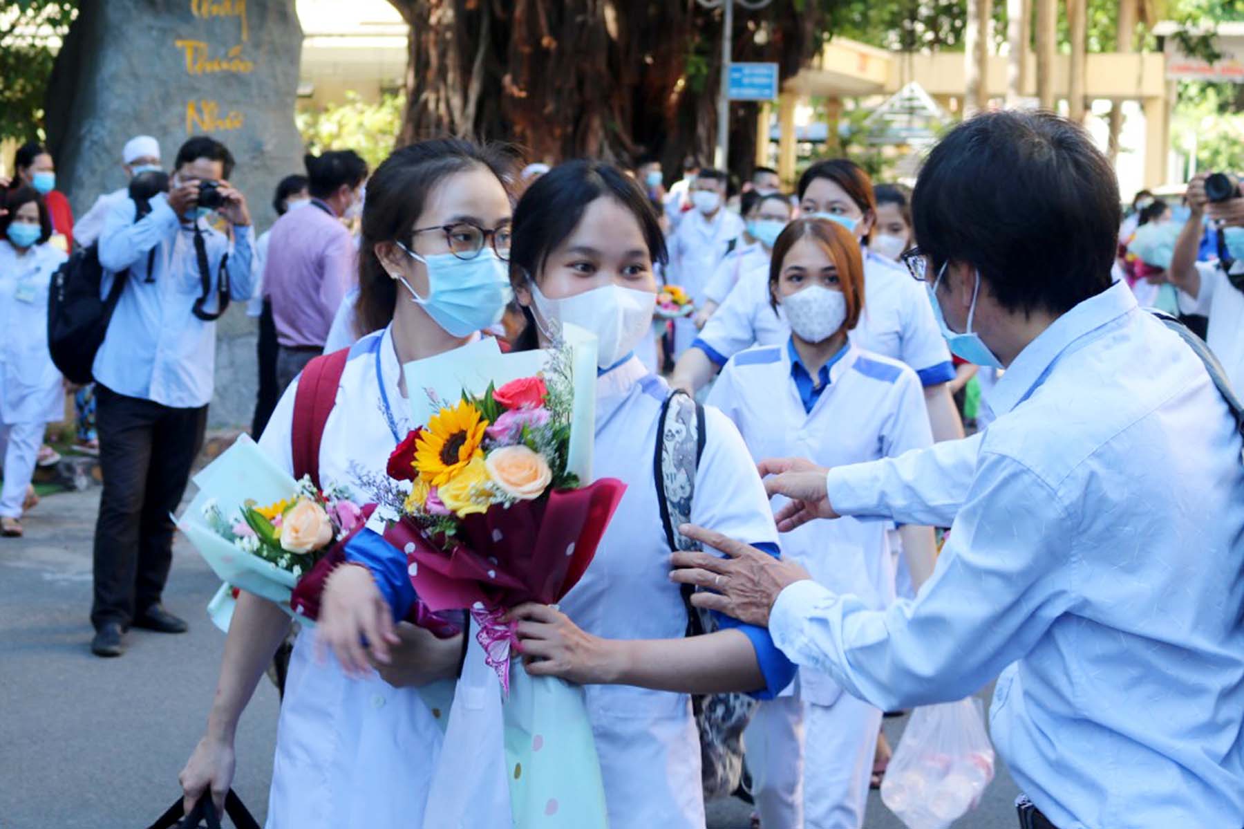 Đồng nghiệp tặng hoa, chia tay những cán bộ y tế xuất quân ra Phú Yên.