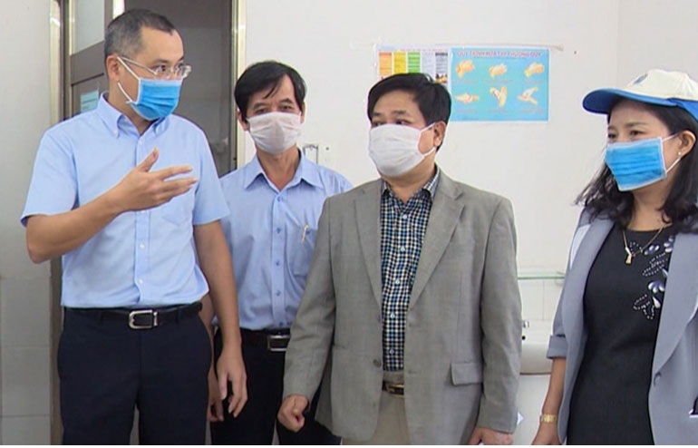 Bí thư Tỉnh ủy Phú Yên Phạm Đại Dương (bên trái) kiểm tra công tác phòng, chống dịch bệnh COVID-19 tại một cơ sở y tế. Ảnh: ĐỨC HUY