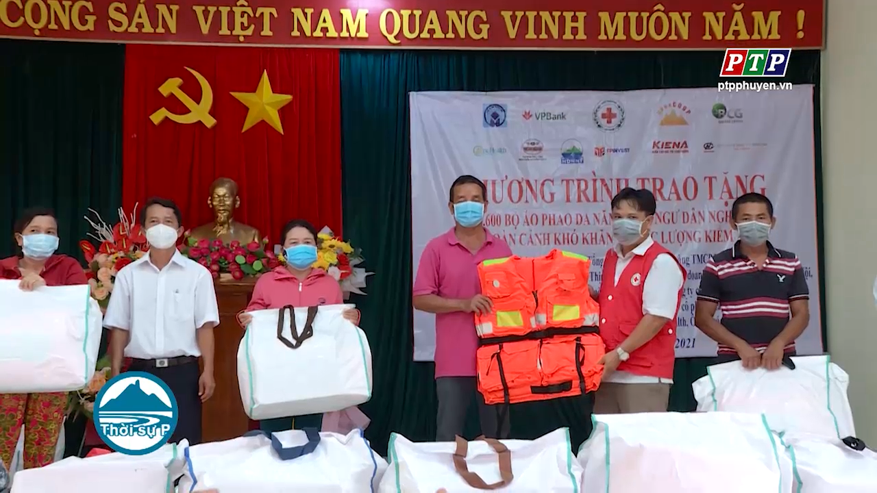 Hội Chữ thập đỏ tỉnh trao tặng bộ áo pháo cứu sinh đa năng