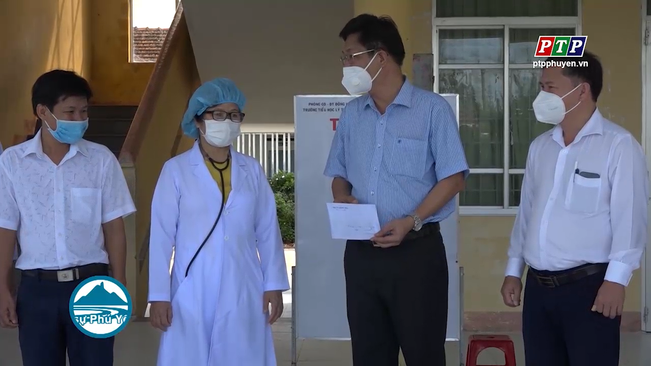 Lãnh đạo TX. Đông Hòa thăm động viên đội ngũ y, bác sỹ tuyến đầu tham gia chống dịch COVID-19