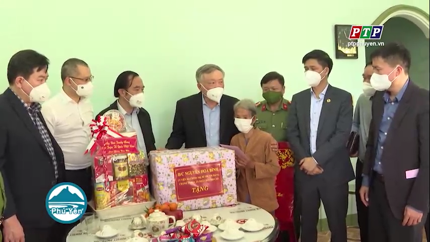 Đồng chí Nguyễn Hòa Bình thăm, tặng quà Tết các hoàn cảnh khó khăn