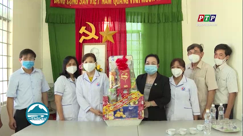 Đồng chí Cao Thị Hòa An thăm, tặng quà Tết tại xã Hòa Phong