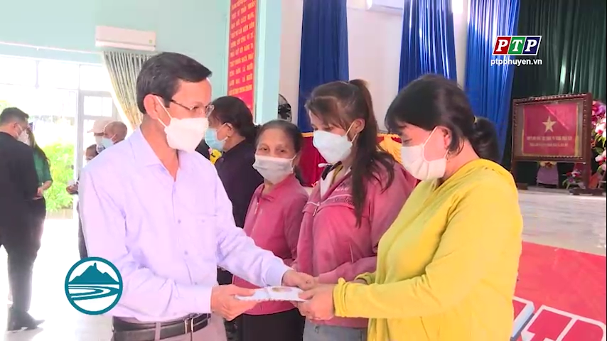 Phó Chủ tịch HĐND tỉnh Lê Thanh Đồng thăm, tặng quà Tết gia đình chính sách, hộ nghèo huyện Tây Hòa