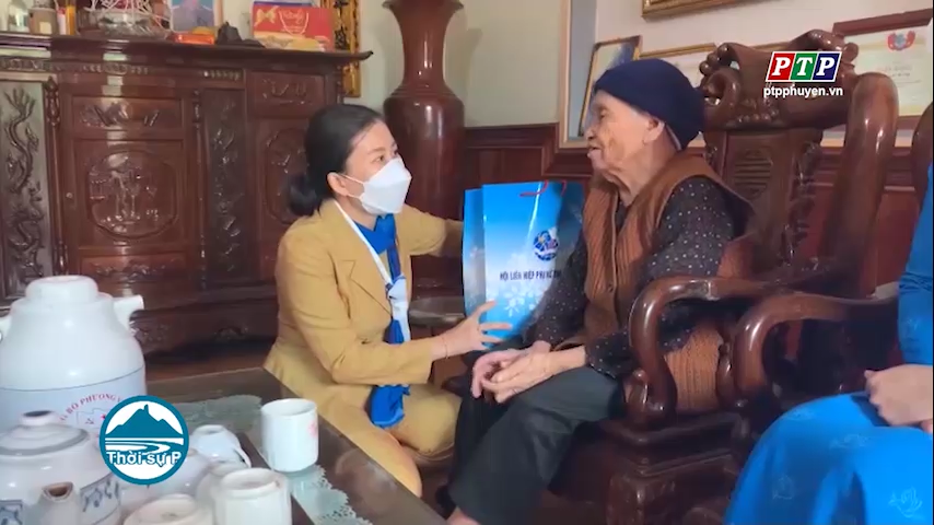 Đoàn đại biểu phụ nữ Phú Yên thăm, tặng quà hội LHPN tỉnh Hải Dương