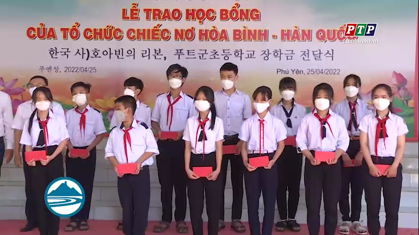 Tổ chức Chiếc nơ hoà bình (Hàn Quốc) trao học bổng cho học sinh, sinh viên nghèo huyện Tây Hòa