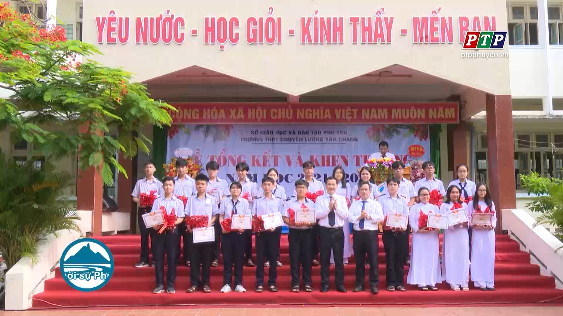 Trường THPT Chuyên Lương Văn Chánh tổng kết và trao thưởng HSG năm học 2021-2022