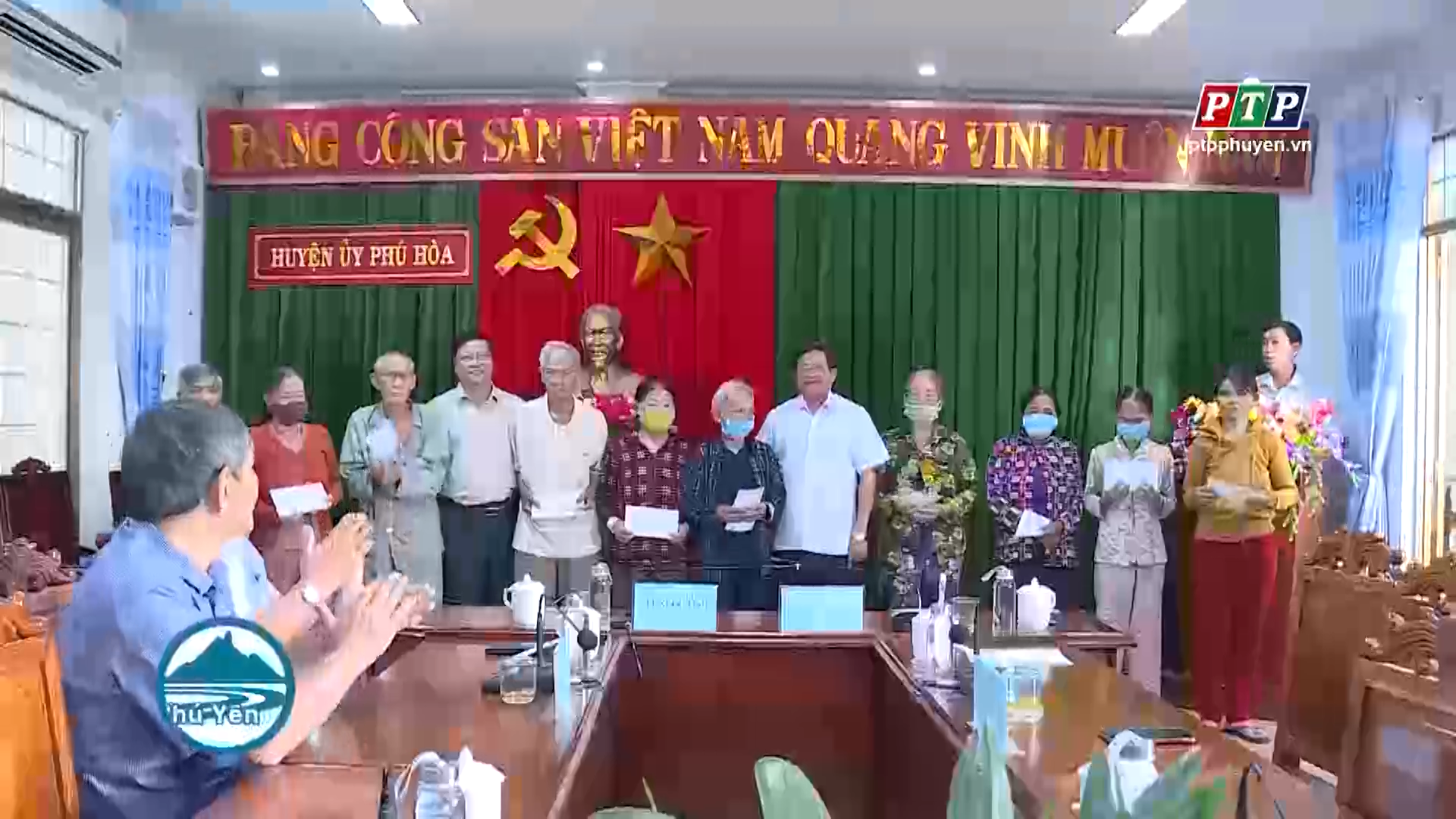 Đoàn công tác quận Liên Chiểu tặng quà cho người nghèo tại huyện Phú Hòa