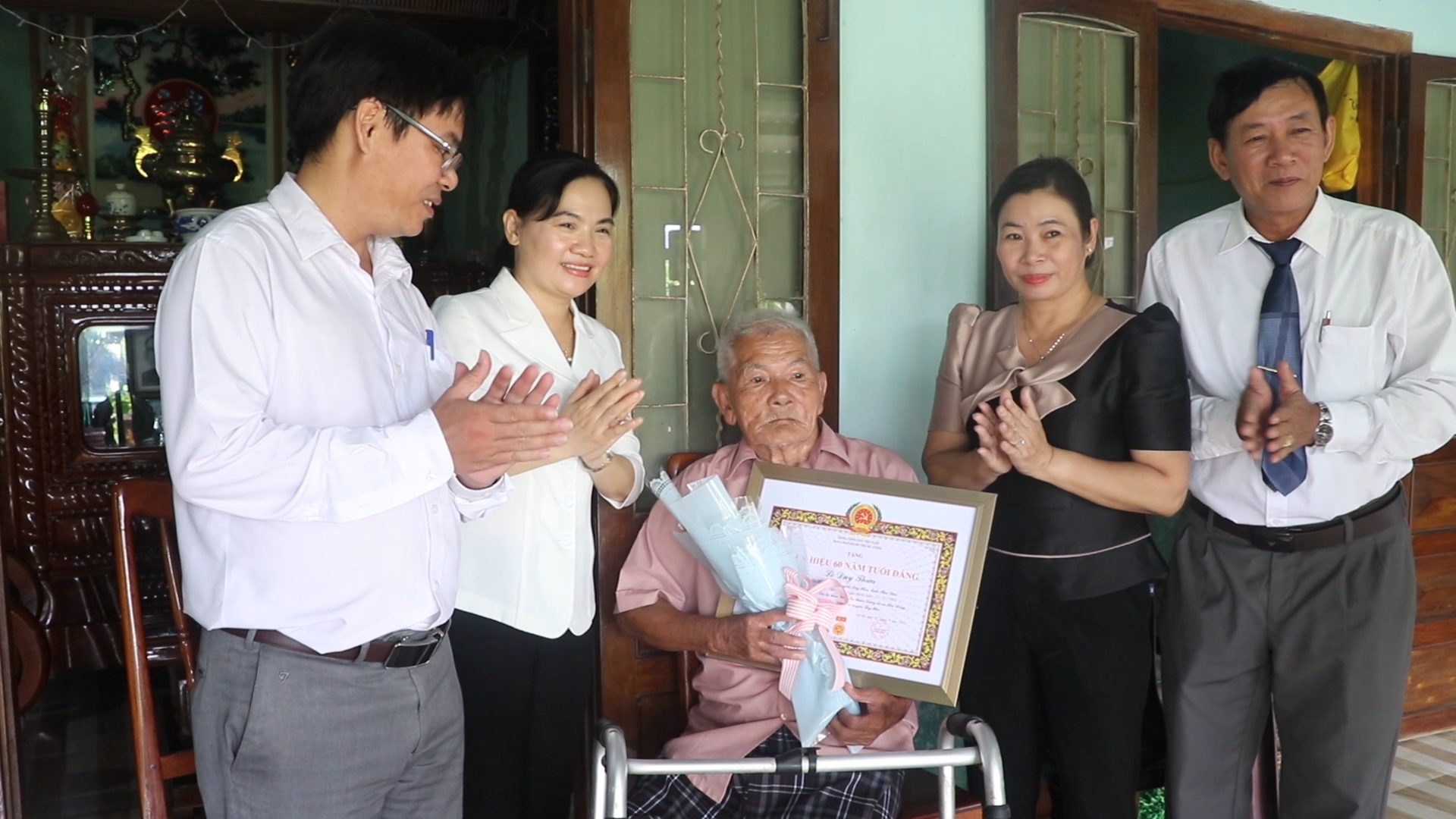 Tây Hòa: Hòa Đồng tổ chức Lễ trao tặng huy hiệu Đảng đợt 2/9