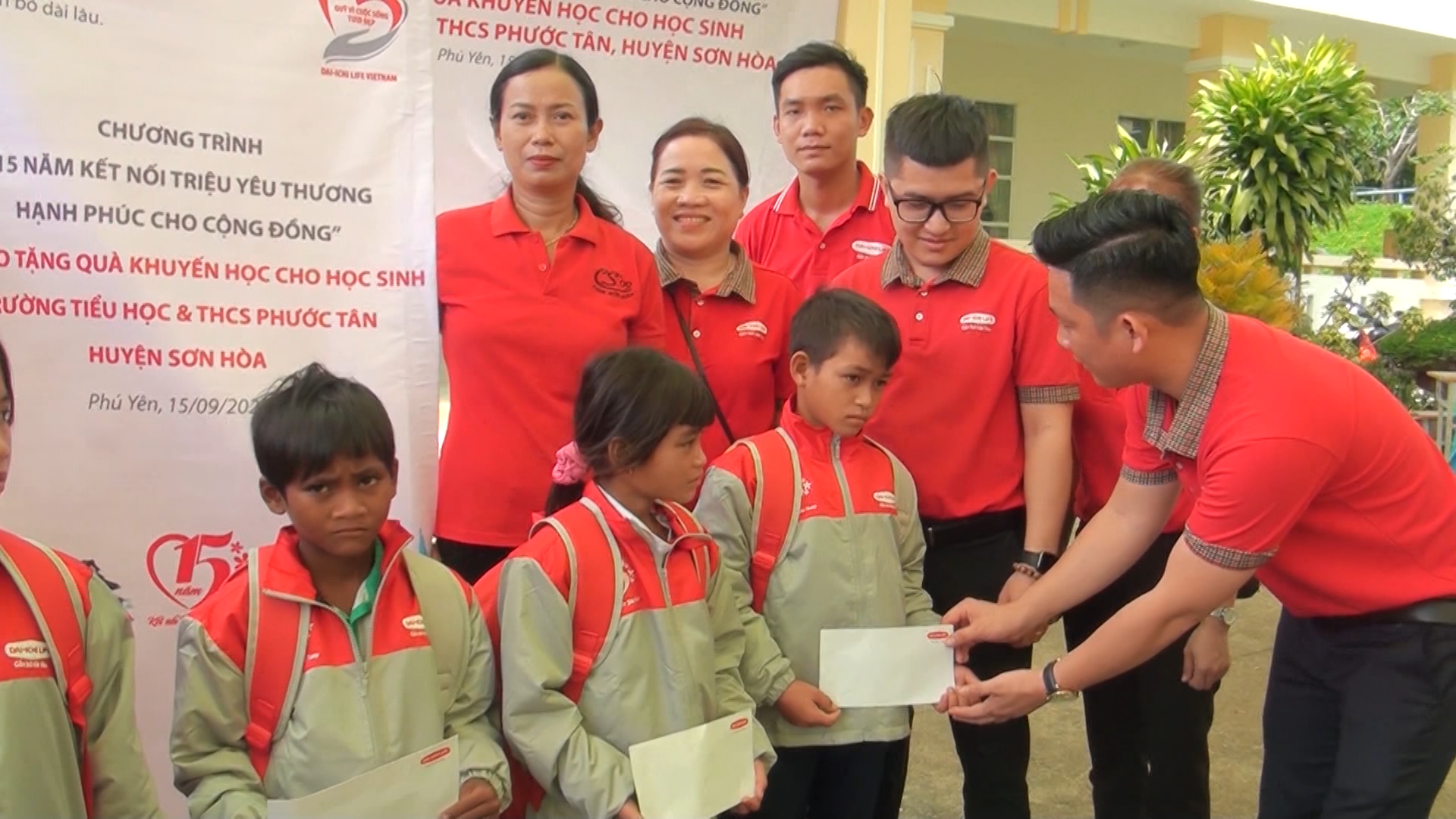 Dai-ichi Việt Nam tặng quà cho học sinh nghèo miền núi