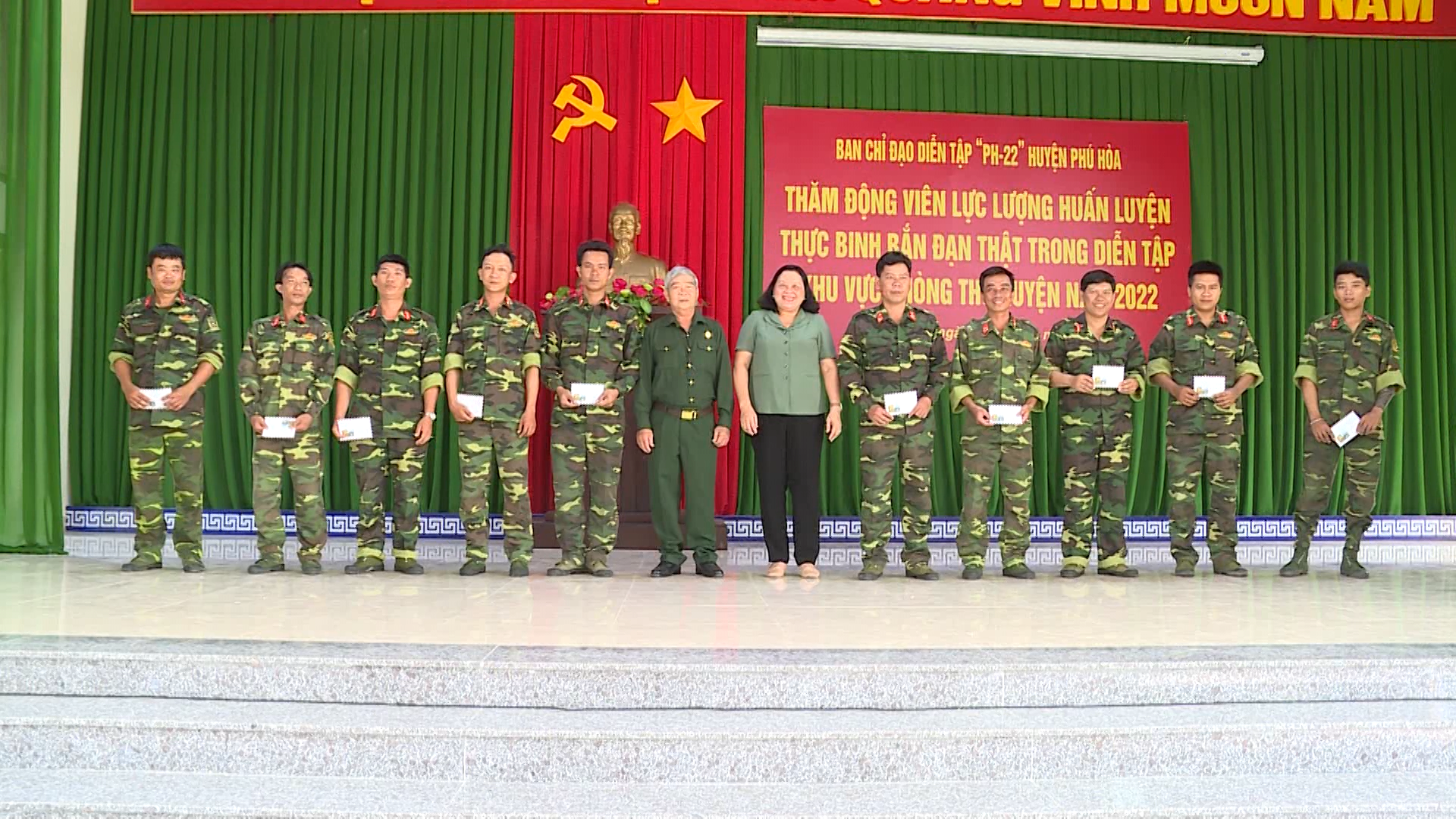 Phú Hòa: thăm, động viên lực lượng huấn luyện thực binh bắn đạn thật trong diễn tập PH-22