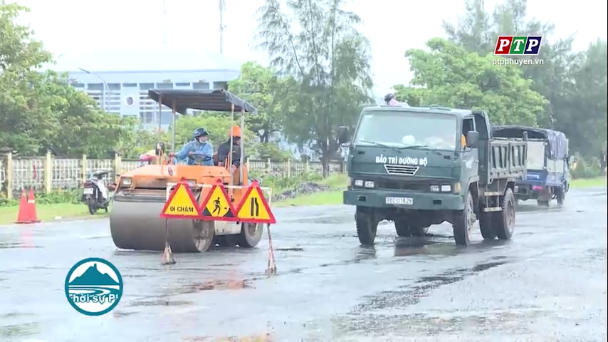 Phú Yên: Mưa lớn kéo dài, nhiều tuyến đường giao thông bị sạt lở nặng