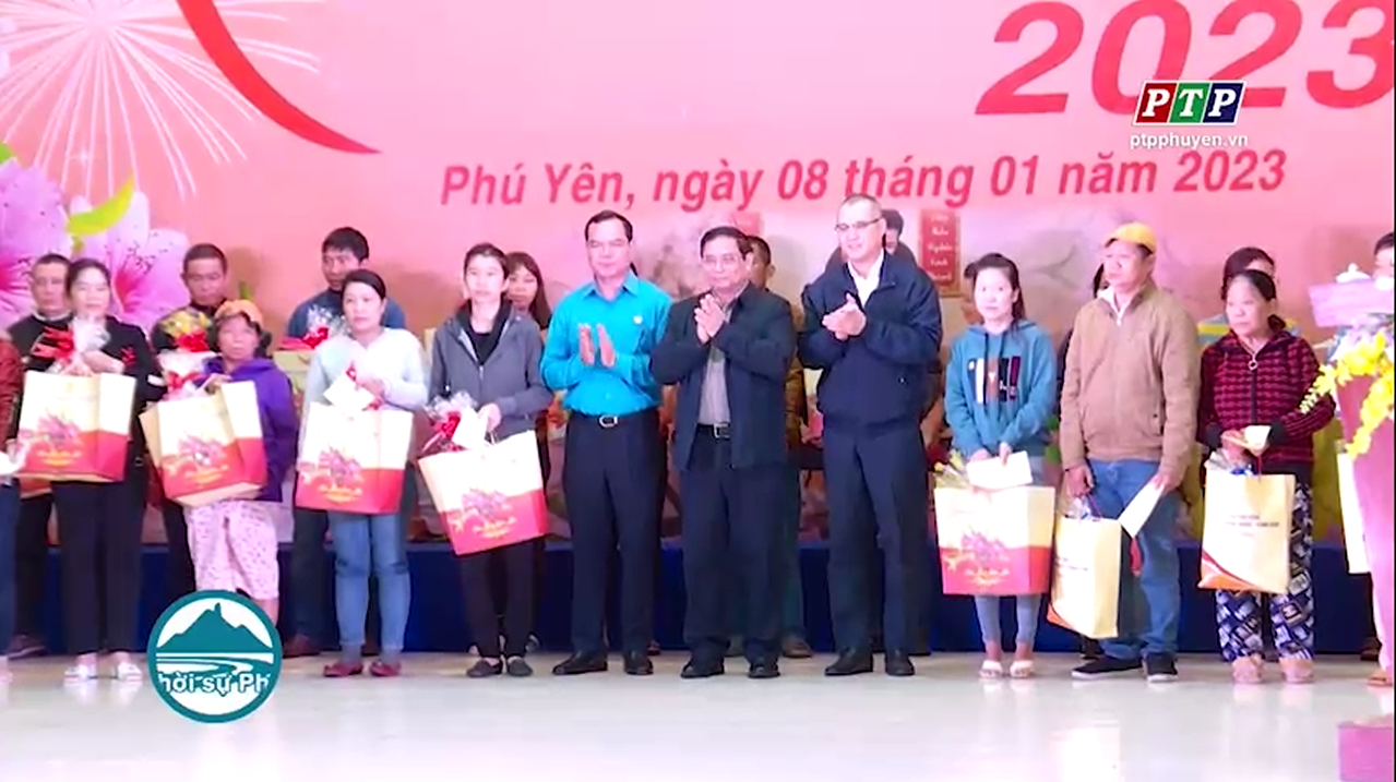 Thủ tướng Chính phủ Phạm Minh Chính tặng quà Tết cho công nhân lao động