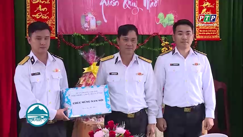 Bộ Tư lệnh Vùng 3 Hải quân tặng quà huyện đảo Cồn Cỏ và huyện đảo Lý Sơn