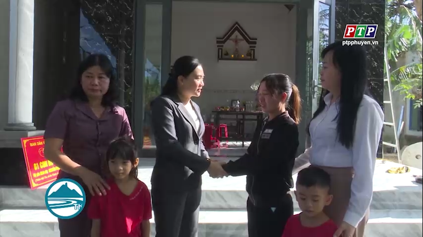 Ban Dân vận Tỉnh ủy: Thăm và tặng quà Tết hộ gia đình khó khăn ở huyện Tuy An