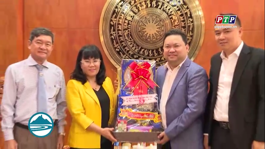 Phó Chủ tịch UBND tỉnh Hồ Thị Nguyên Thảo thăm, tặng quà tết tại TX. Sông Cầu