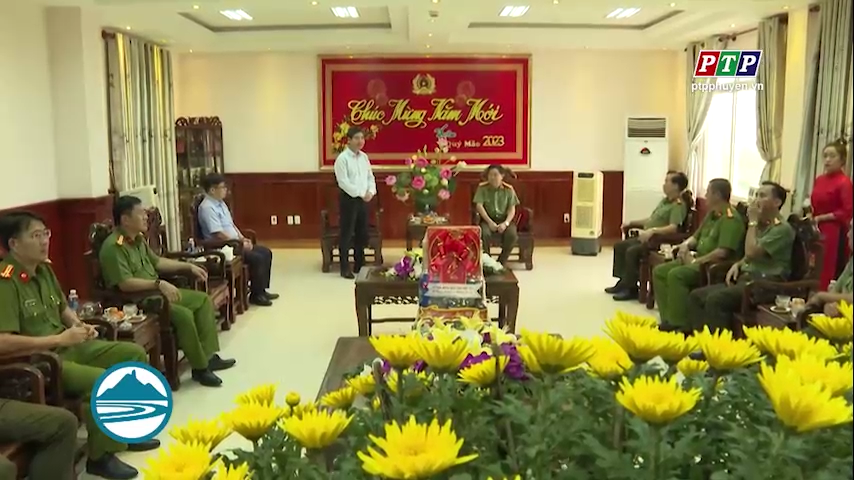 Chủ tịch UBND tỉnh Tạ Anh Tuấn thăm, động viên các đơn vị LLVT trực Tết Nguyên đán