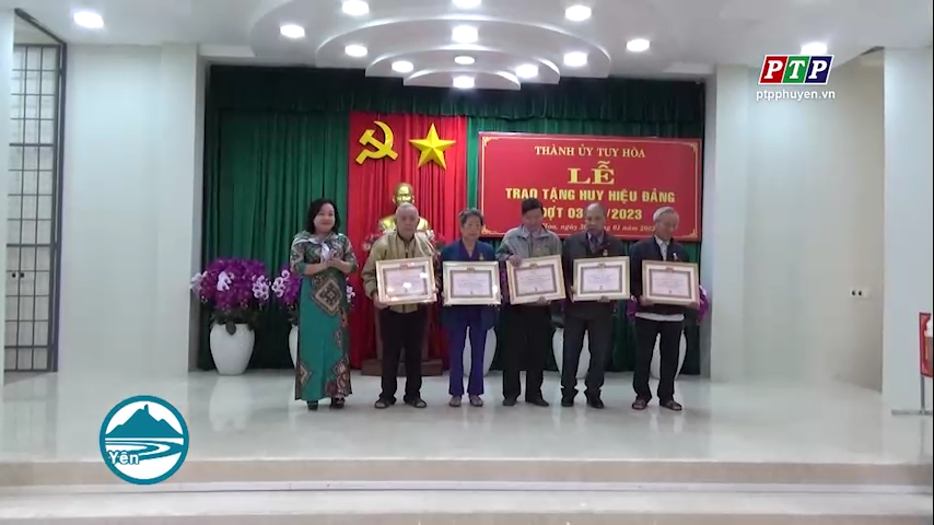 TP. Tuy Hòa: 74 đảng viên nhận Huy hiệu Đảng đợt 3/2