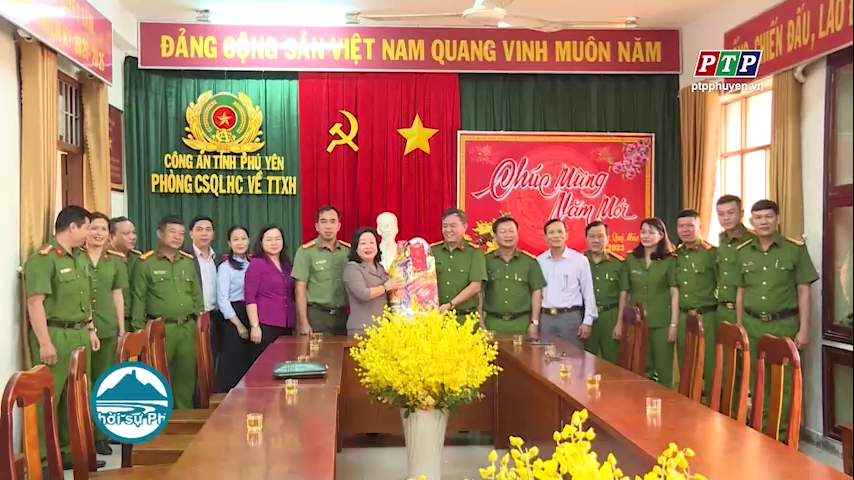 Đồng chí Cao Thị Hòa An thăm,  chúc tết Phòng Cảnh sát quản lý hành chính về trật tự xã hội