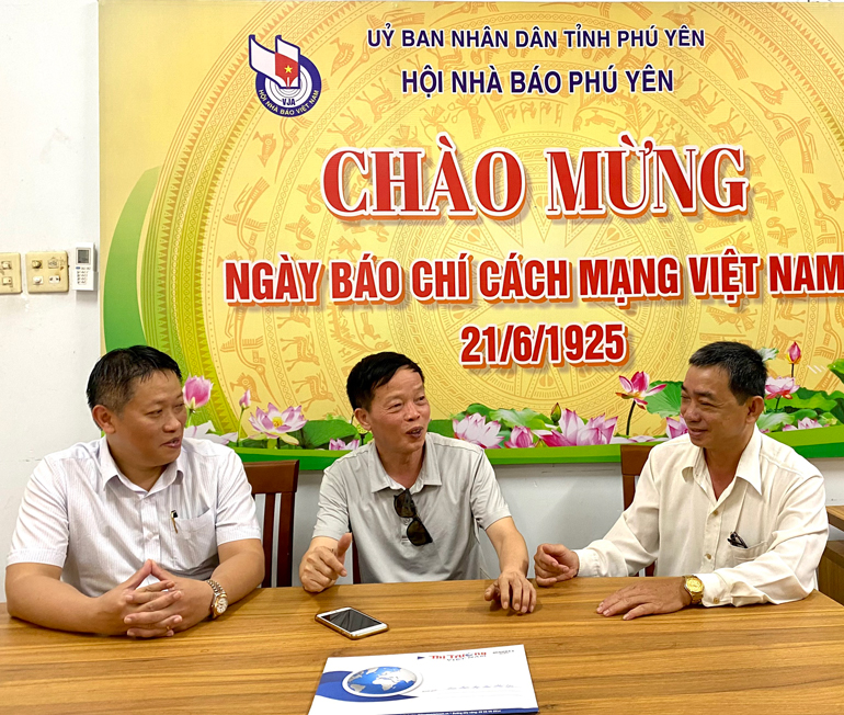 Trưởng Ban Biên tập Bản tin Thị trường Việt Nam Nguyễn Việt Thắng, nhà báo Nguyễn Bình Dương, Phó Chủ tịch thường trực Hội Nhà báo Bắc Giang, nhà báo Phạm Đoàn Anh Kiệt, Phó Chủ tịch thường trực Hội Nhà báo Phú Yên trao đổi kinh nghiệm công tác hội tại Văn phòng Hội Nhà báo Phú Yên